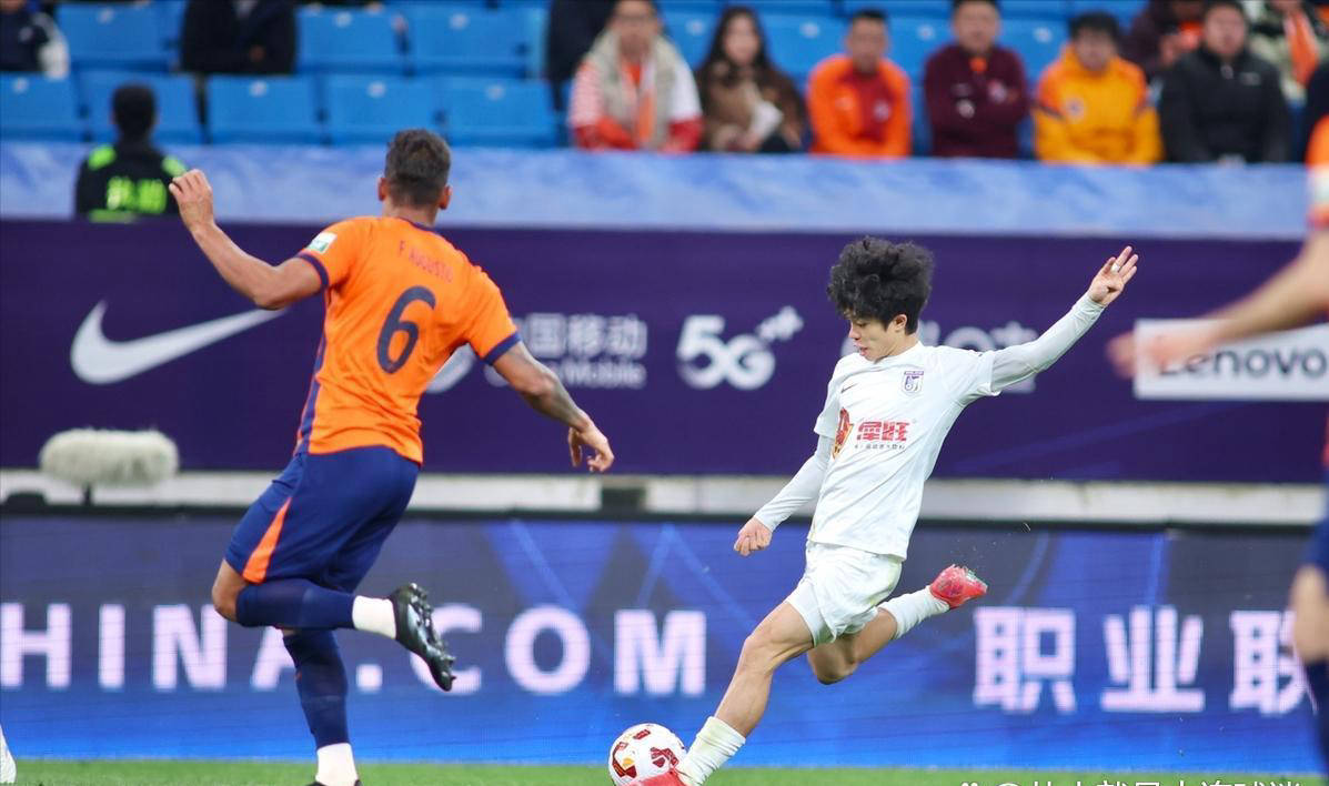 关键比赛时刻，球队士气高涨表现出色