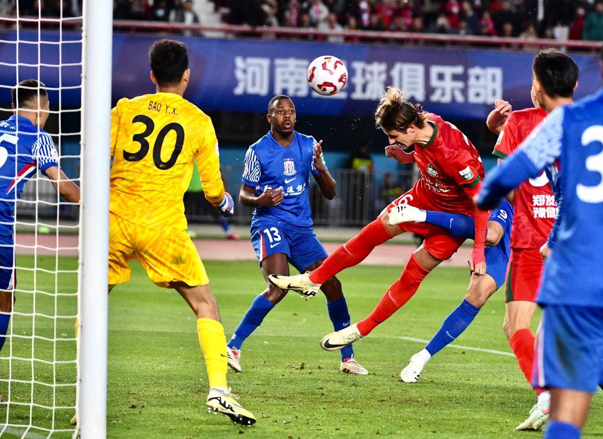 申花主场逆转华夏幸福，豪取三分