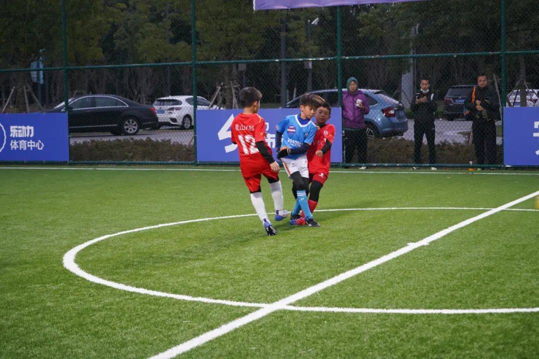 关于现场观众掌声雷动,足球比赛引爆热情的信息 关于现场观众掌声雷动,足球比赛引爆热情的信息