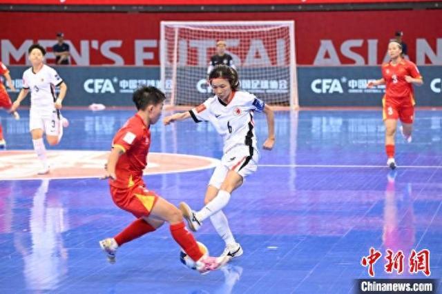 亚洲足球赛事激烈角逐，球员表现抢眼