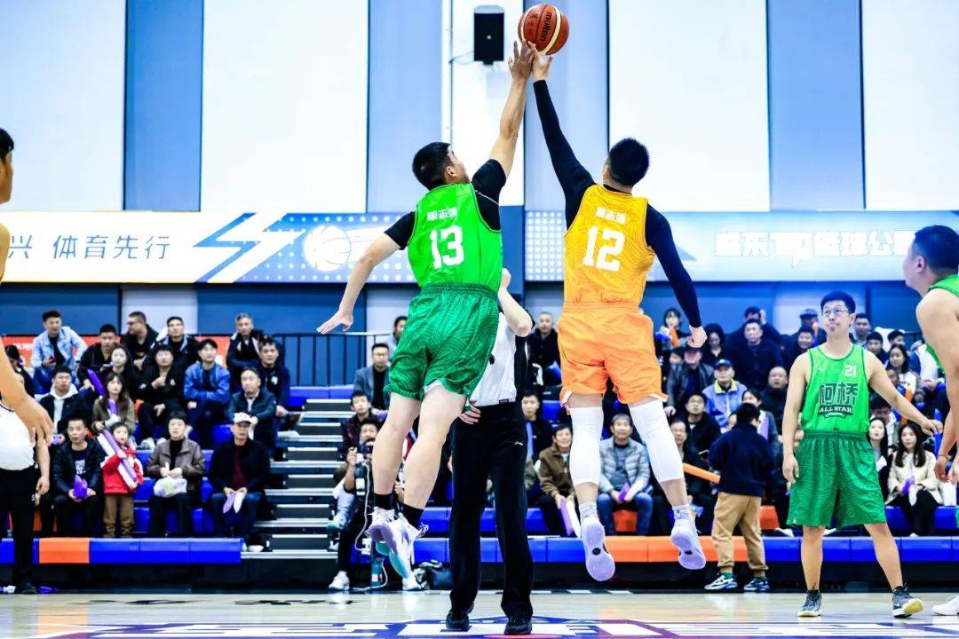 球员在国际篮球比赛中展现出色运动风采