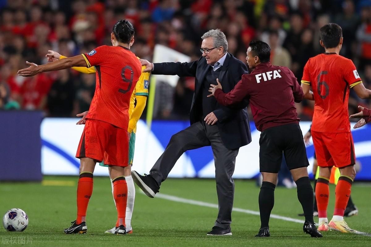 众多球队争夺胜利，比赛激烈异常