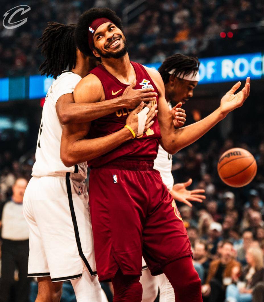 包含骑士外线飙进关键三分，率领球队逆转胜利的词条