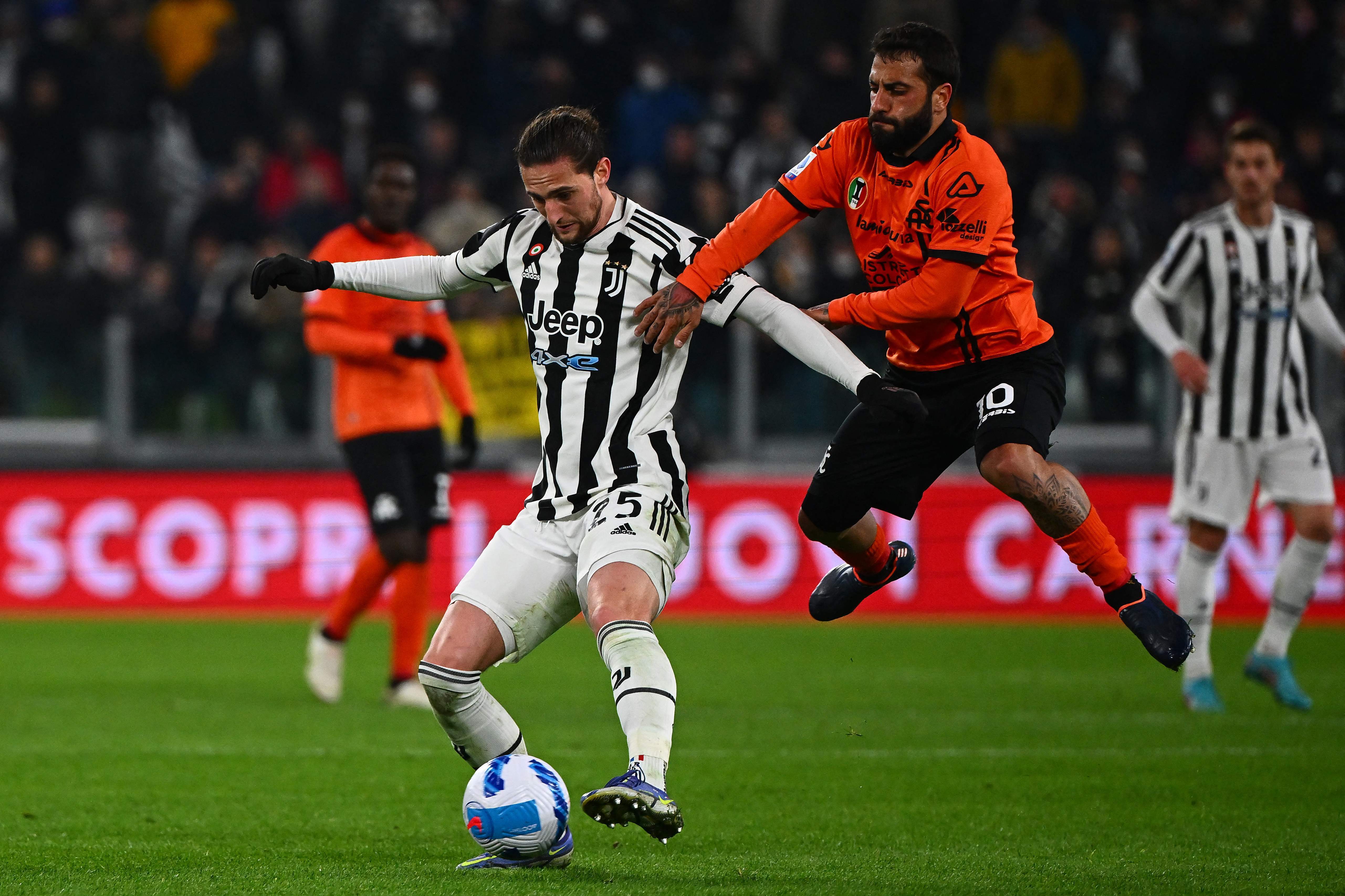 包含博洛尼亚客场击败佛罗伦萨，逼近保级区域的词条