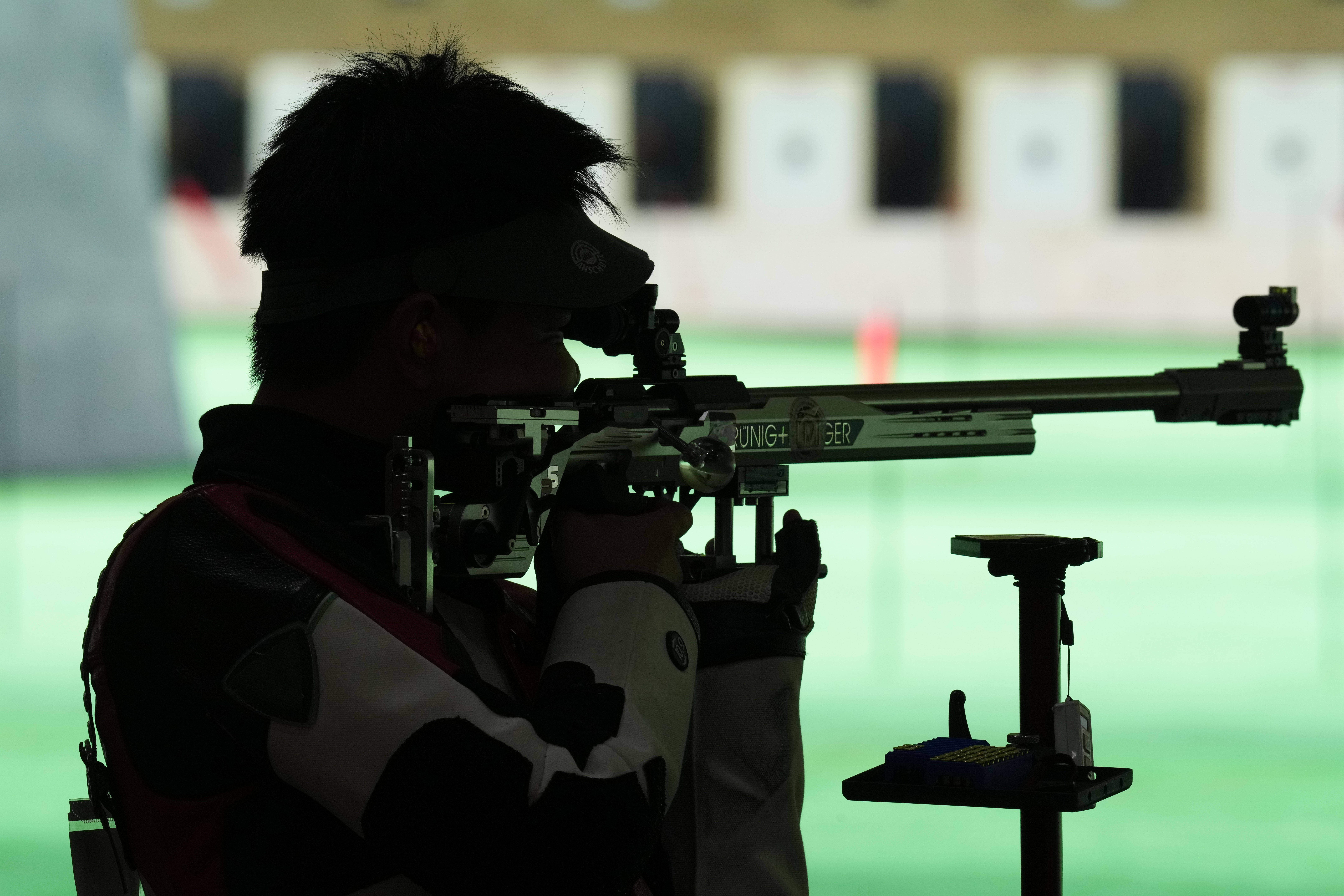 九游体育中国官网-离奇不解！射击比赛选手开枪失误影响结果