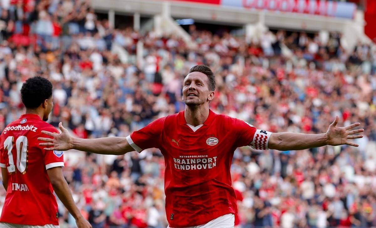 荷甲大战：阿贾克斯主场战平埃因霍温