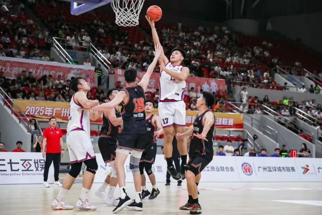 篮球职业联赛激烈角逐，球员竞技水平不减
