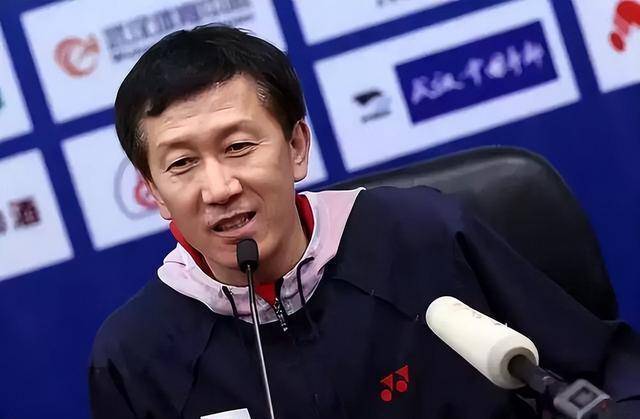 劲敌相逢，球场火药味扑面而来