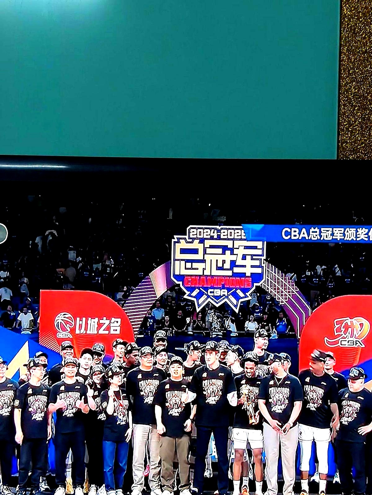 包含热门球队集结，冠军梦想点亮的词条