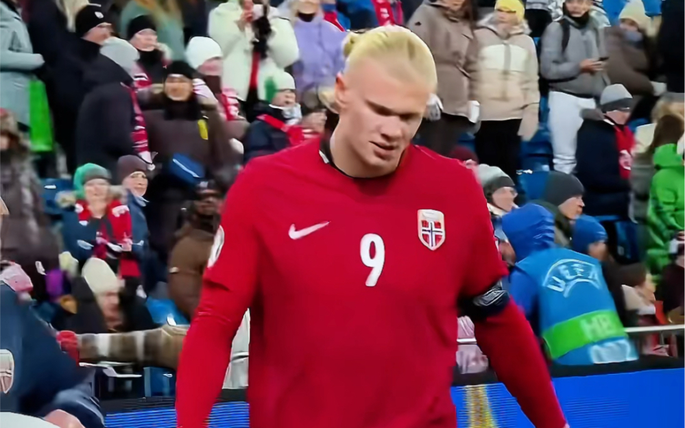 关于著名球员受伤离场，让球迷担忧不已的信息