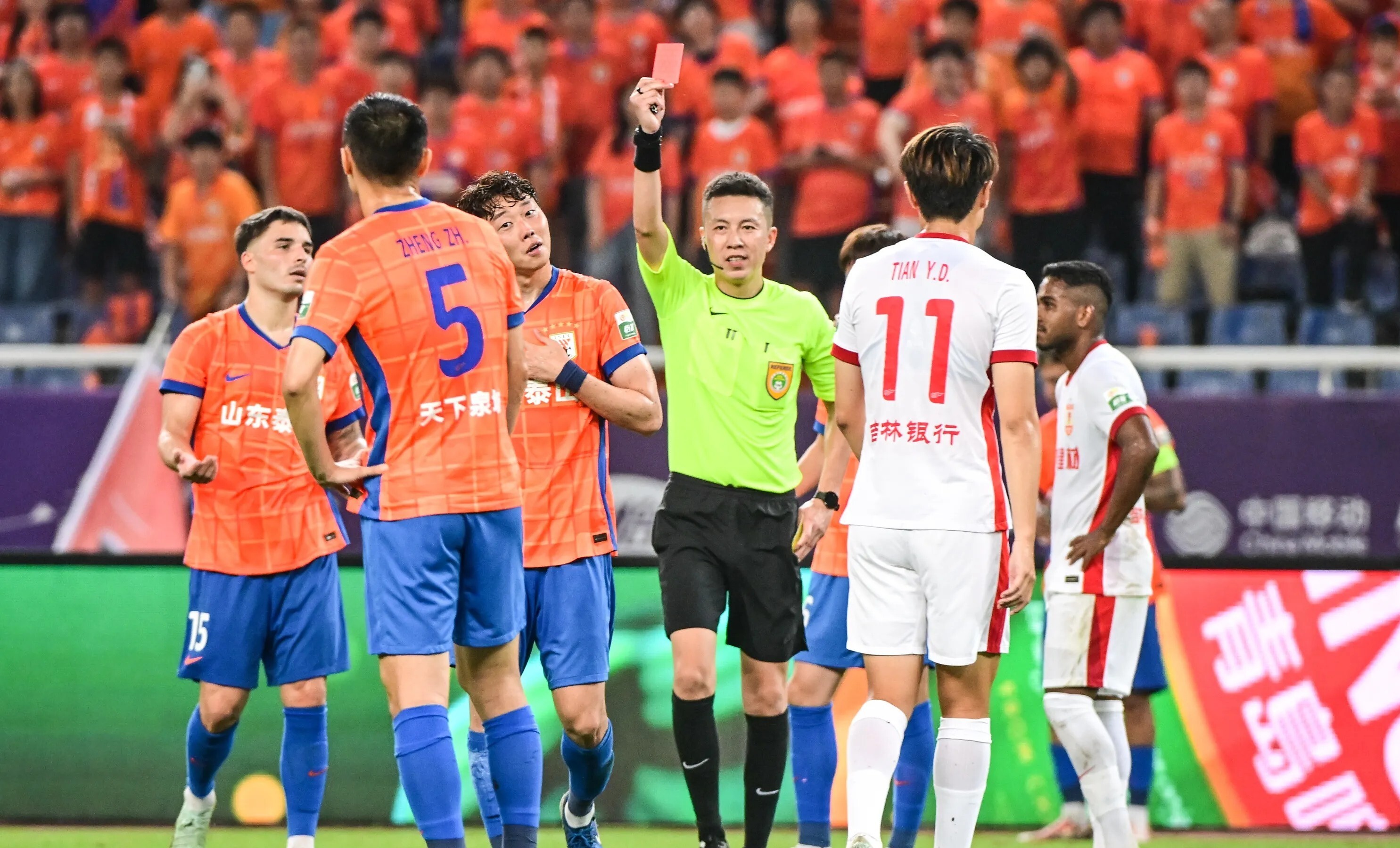 九游体育网页版入口-中超球队在争议判罚下取胜，晋级下一轮