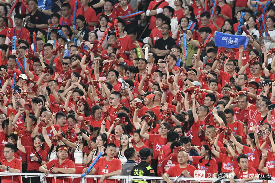 九游体育app-国内足球职业联赛战况激烈，球迷观赛兴奋的简单介绍