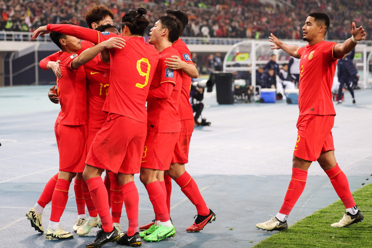 九游体育-球员们团结协作，冲刺最后胜利